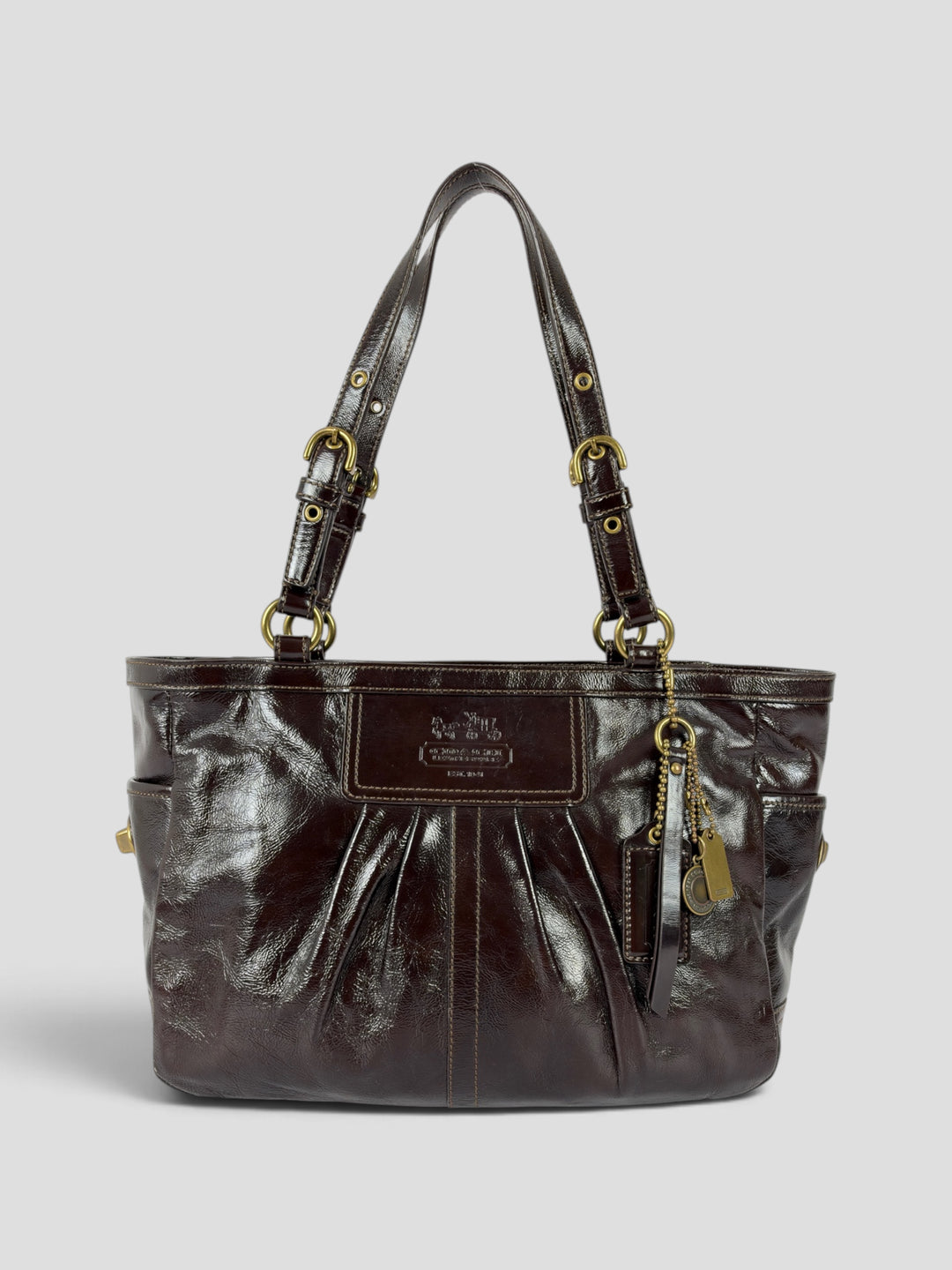 Coach Gallery Patent Leather Pleated Tote Shoulder Bag aus Lackleder in Dunkelbraun, Vorderansicht