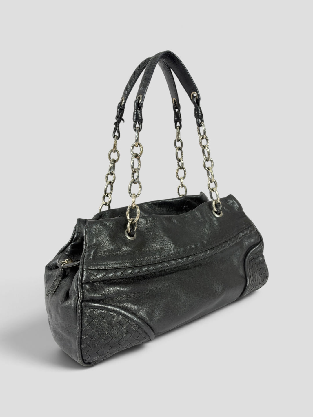 Bottega Veneta Nappa Intrecciato Chain Shoulder Bag aus weichem Nappaleder in Schwarz, Vorderansicht