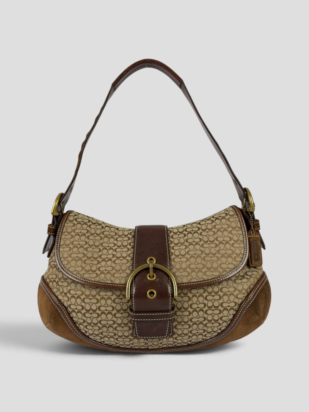 Coach Soho Mini Signature Suede Buckle Flap Shoulder Bag aus Mini-Signature-Jacquard-Canvas in Khaki/Braun, Vorderansicht