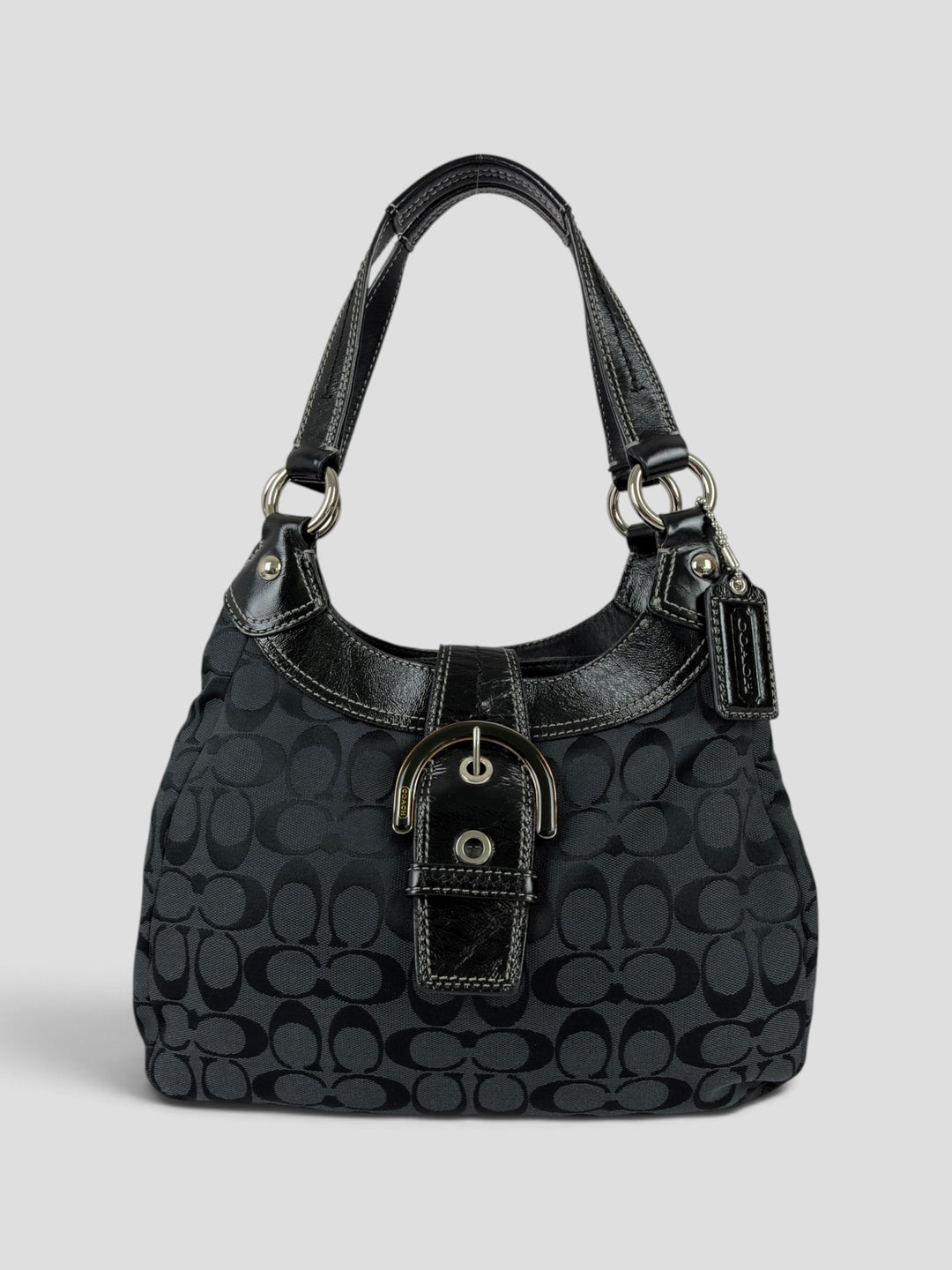 Coach Soho Signature Buckle Hobo Shoulder Bag aus Signature-Jacquard-Canvas in Schwarz/Anthrazit, Vorderansicht