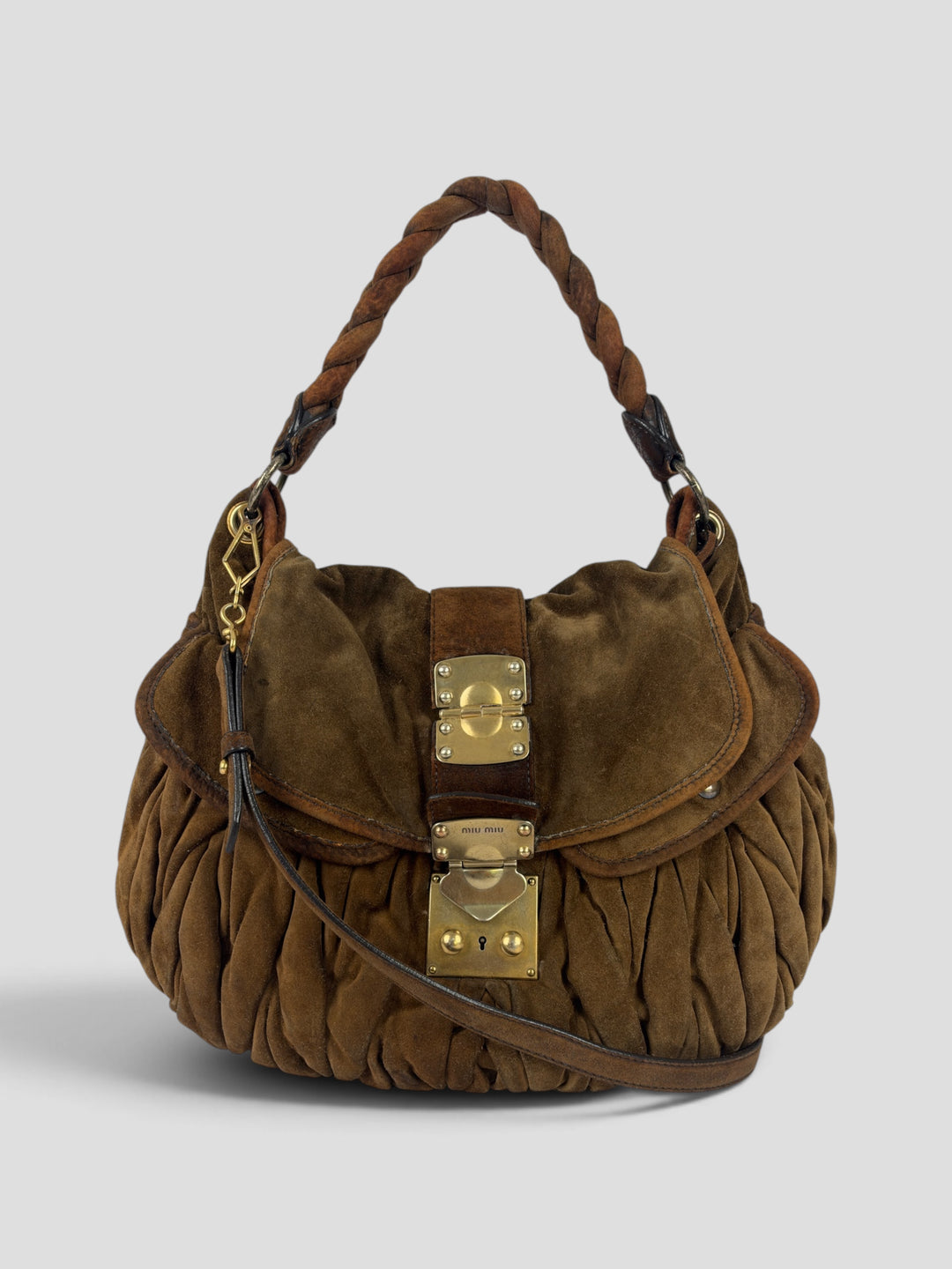 Miu Miu Coffer Matelassé Suede Hobo Shoulder Bag aus Wildleder in Oliv-/Tabakbraun, Vorderansicht