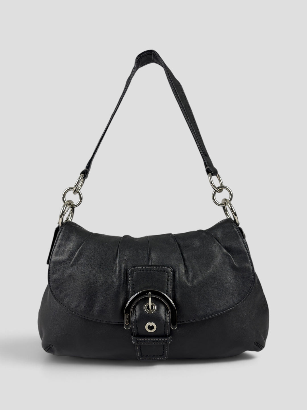 Coach Soho Leather Buckle Flap Shoulder Bag aus weichem Glattleder in Schwarz, Vorderansicht