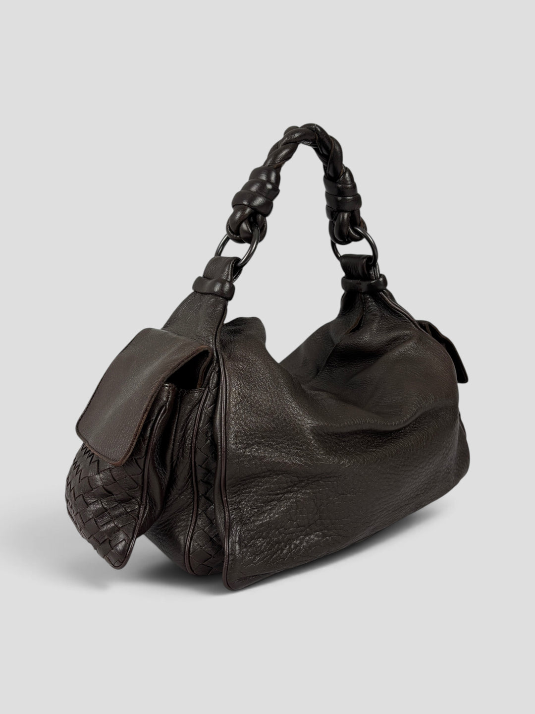 Bottega Veneta Intrecciato Cervo Leather Hobo Shoulder Bag aus genarbtem Cervo-Hirschleder in Dunkelbraun, Vorderansicht