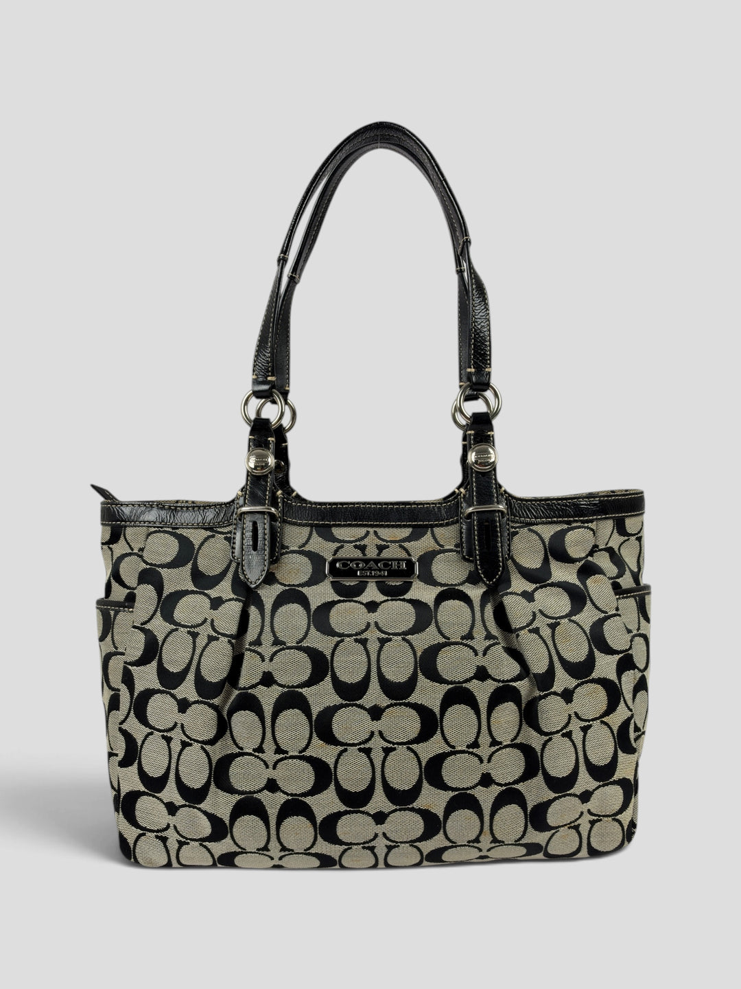 Coach Gallery Signature Tote Shoulder Bag aus Signature-Jacquard-Canvas in Grau/Schwarz, Vorderansicht