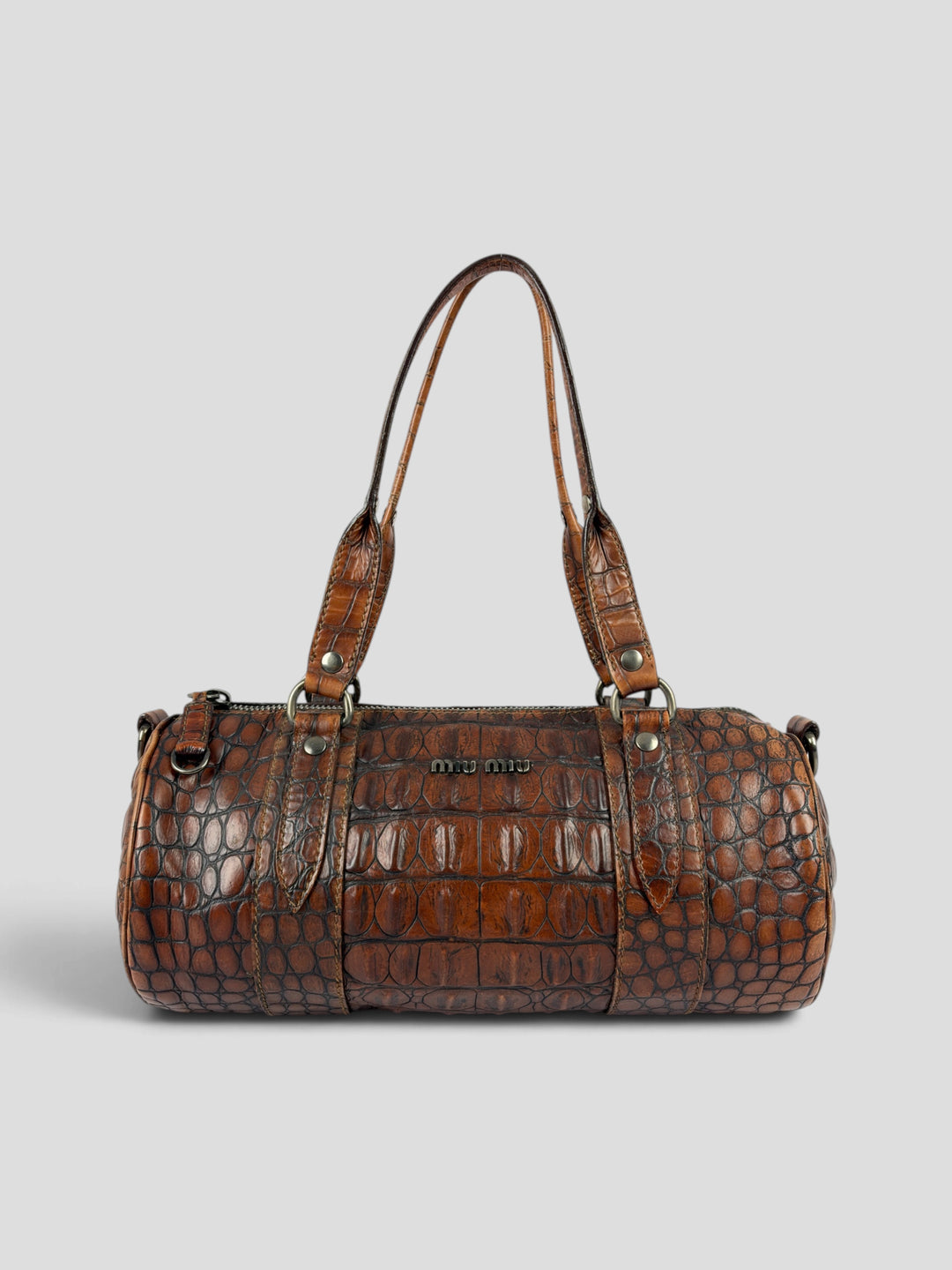 Miu Miu Archive Croc-Embossed Leather Barrel Shoulder Bag aus Kalbsleder in Cognac/Braun, Vorderansicht