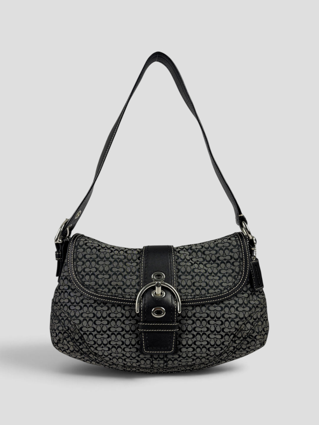 Coach Soho Mini Signature Buckle Flap Shoulder Bag aus Mini-Signature-Jacquard-Canvas in Grau/Schwarz, Vorderansicht