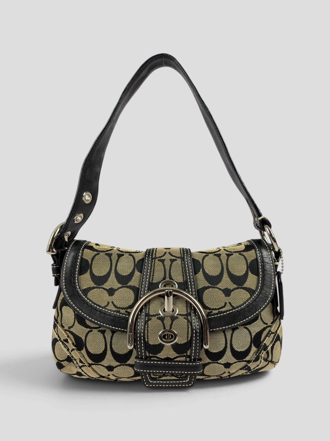 Coach Soho Signature Buckle Flap Baguette Shoulder Bag aus Signature-Jacquard-Canvas in Khaki/Schwarz, Vorderansicht