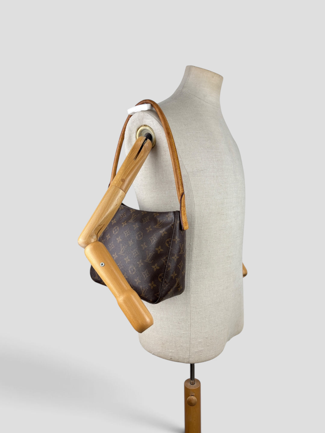 Louis Vuitton Monogram Looping PM Shoulder Bag in Braun, getragen an der Schneiderpuppe