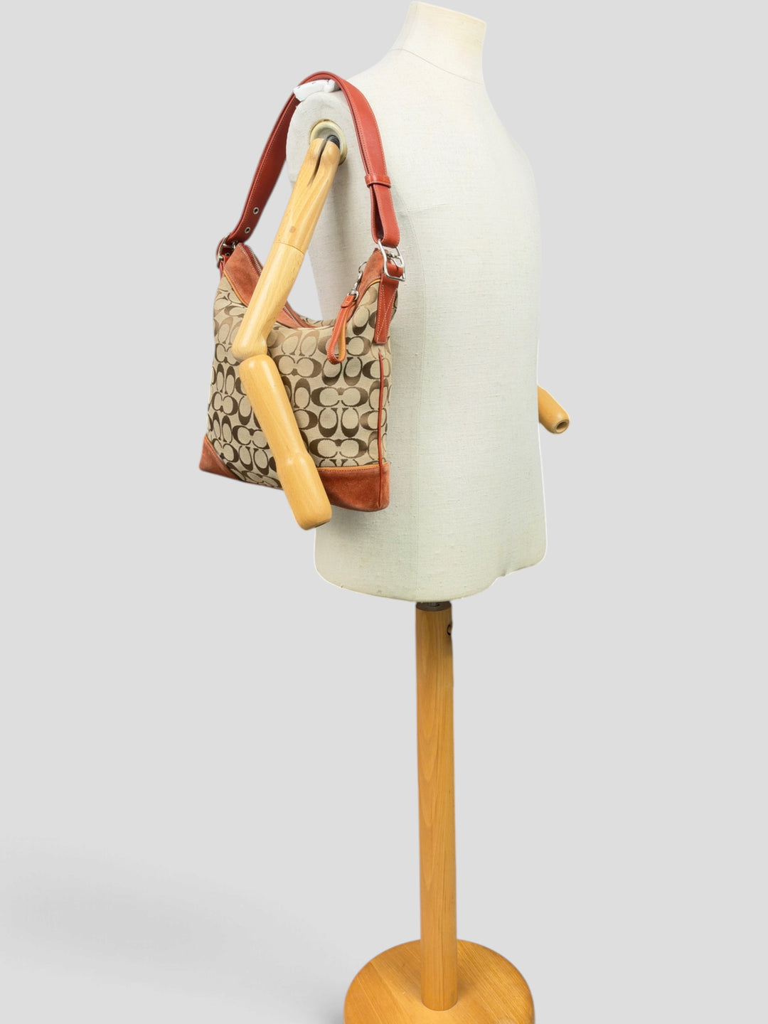 Coach Signature Suede Trim Hobo Shoulder Bag in Khaki/Braun, getragen an der Schneiderpuppe