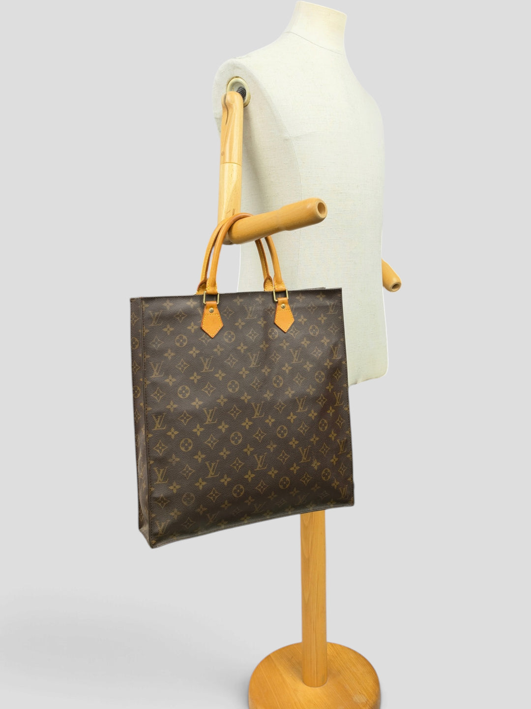 Louis Vuitton Monogram Sac Plat in Braun, getragen an der Schneiderpuppe