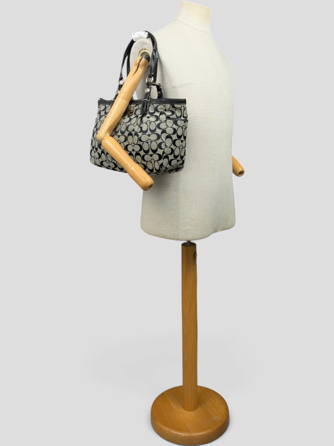 Coach Gallery Signature Tote Shoulder Bag in Grau/Schwarz, getragen an der Schneiderpuppe