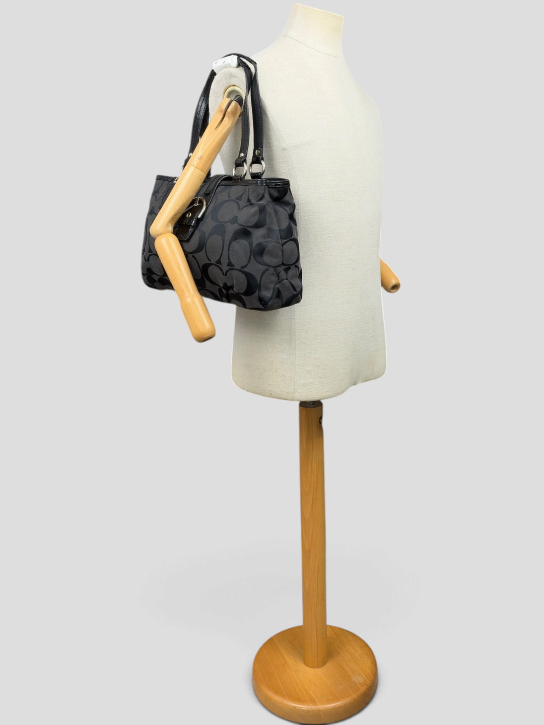 Coach Signature Soho Buckle Tote Shoulder Bag in Grau/Schwarz, getragen an der Schneiderpuppe