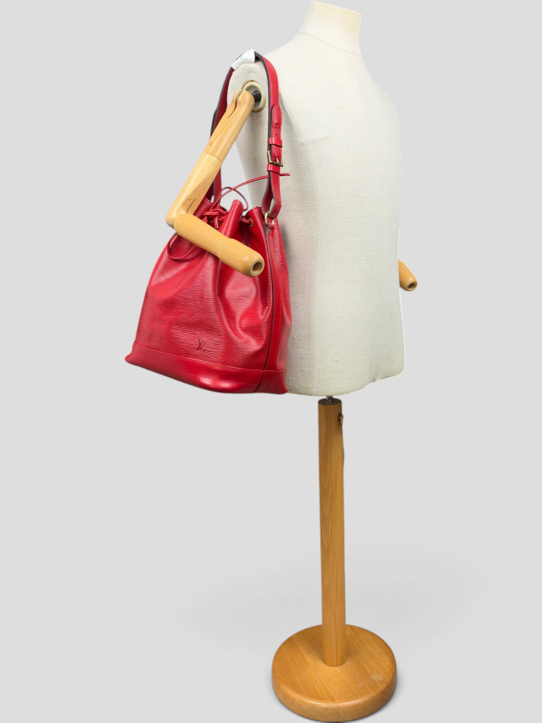 Louis Vuitton Epi Noé GM Shoulder Bag in Rot, getragen an der Schneiderpuppe