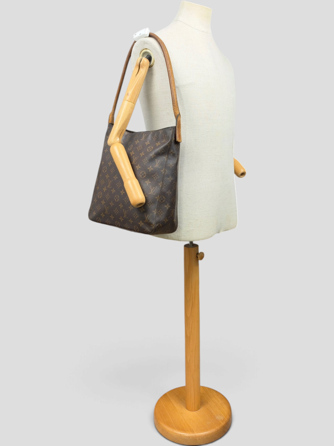 Louis Vuitton Monogram Looping GM Shoulder Bag in Braun, getragen an der Schneiderpuppe