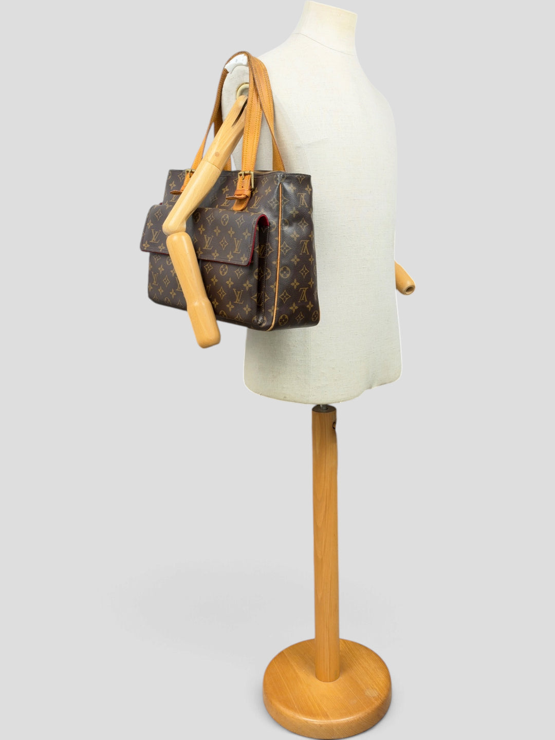 Louis Vuitton Monogram Multipli-Cité Shoulder Bag in Braun, getragen an der Schneiderpuppe
