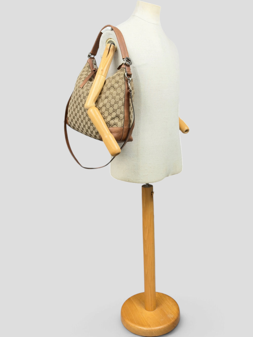 Gucci Miss GG Hobo Shoulder Bag in Beige/Ebenholz, getragen an der Schneiderpuppe