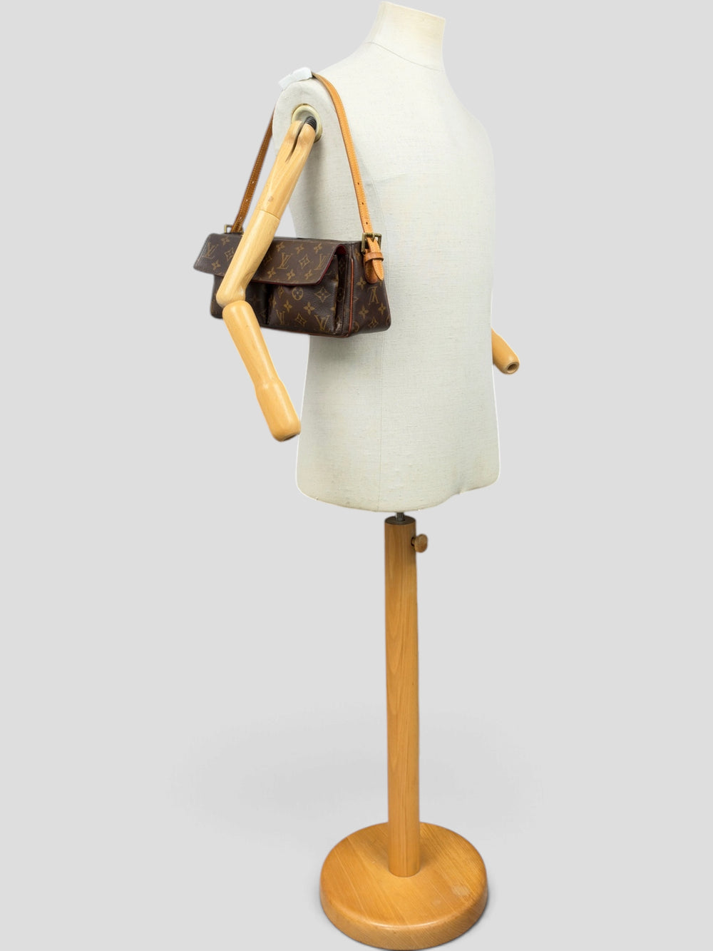 Louis Vuitton Monogram Viva Cité PM Shoulder Bag in Braun, getragen an der Schneiderpuppe