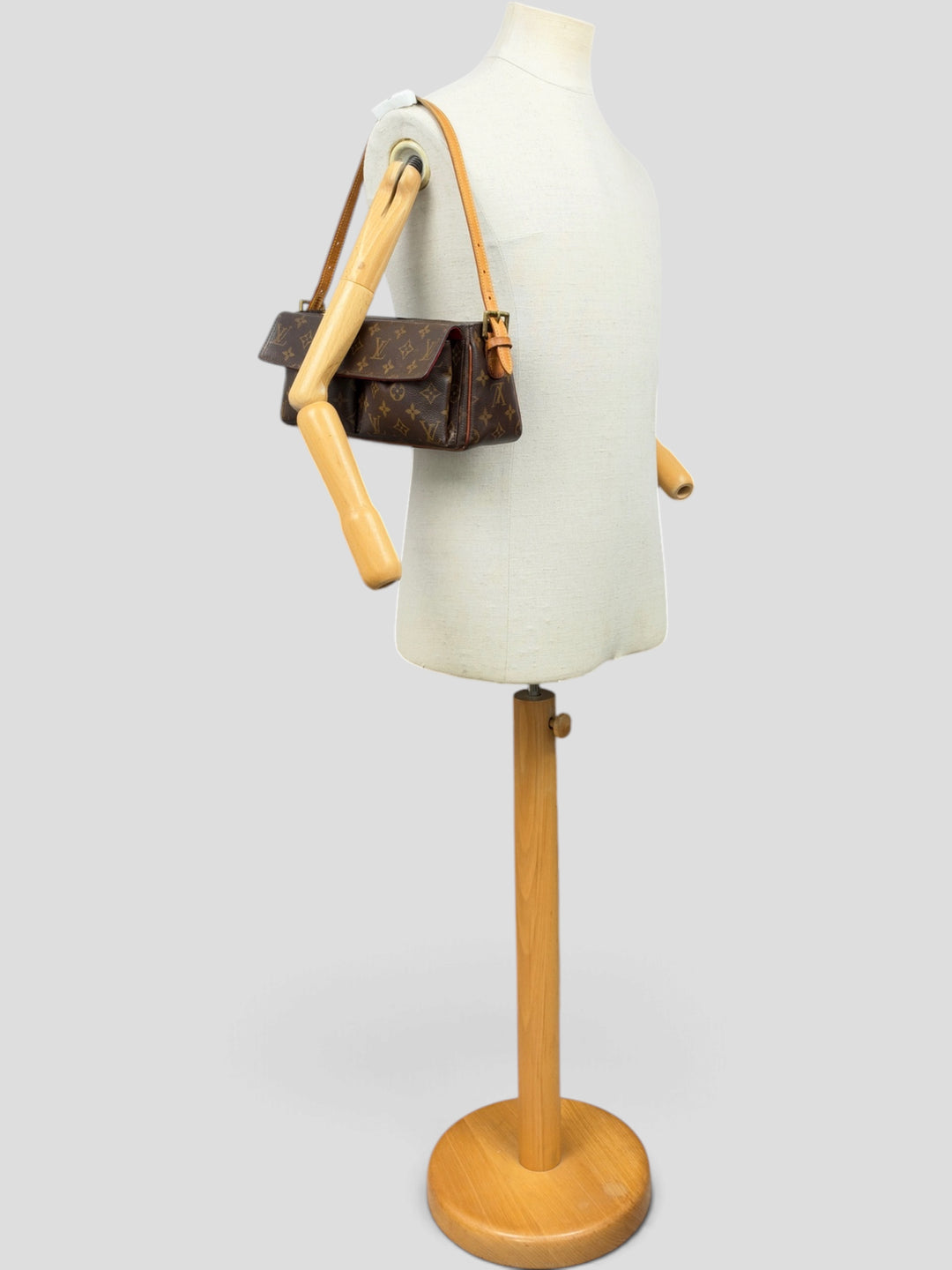 Louis Vuitton Monogram Viva Cité PM Shoulder Bag in Braun, getragen an der Schneiderpuppe