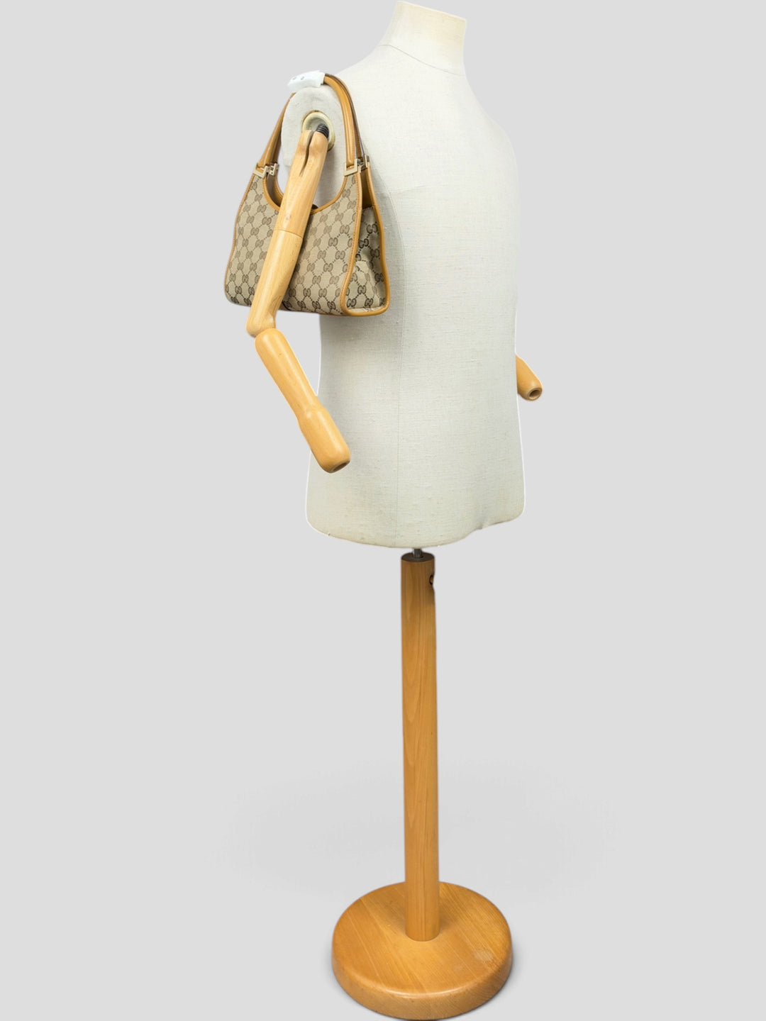 Gucci GG Canvas Jackie Shoulder Bag in Beige/Ebenholz, getragen an der Schneiderpuppe