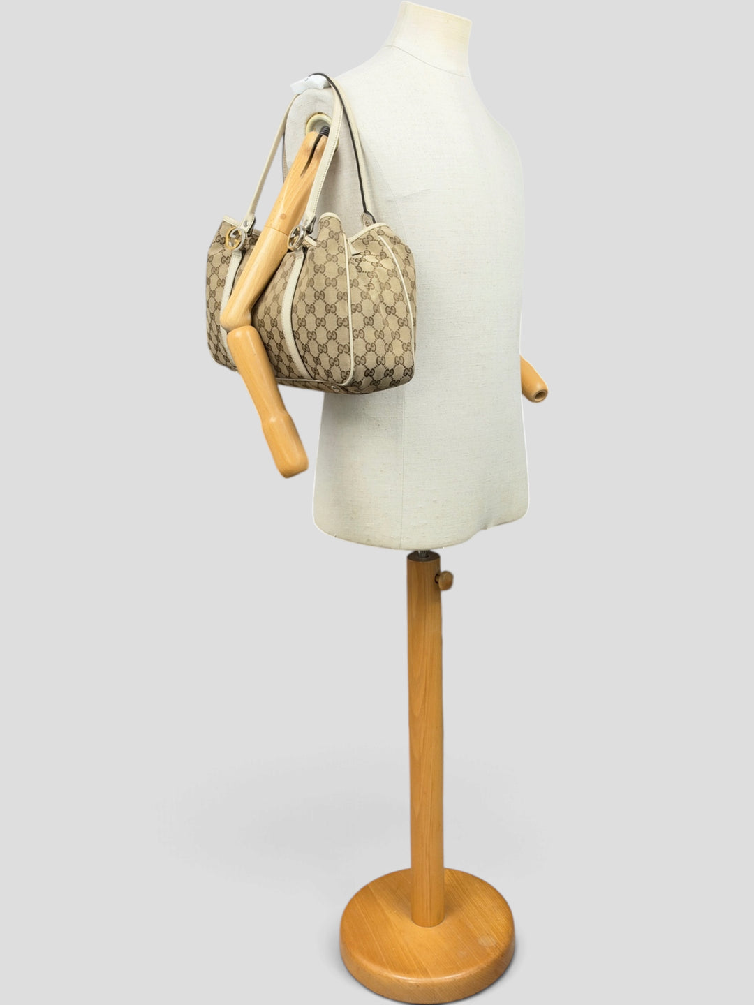 Gucci GG Canvas Twins Abbey Medium Tote Shoulder Bag in Beige/Ebenholz, getragen an der Schneiderpuppe