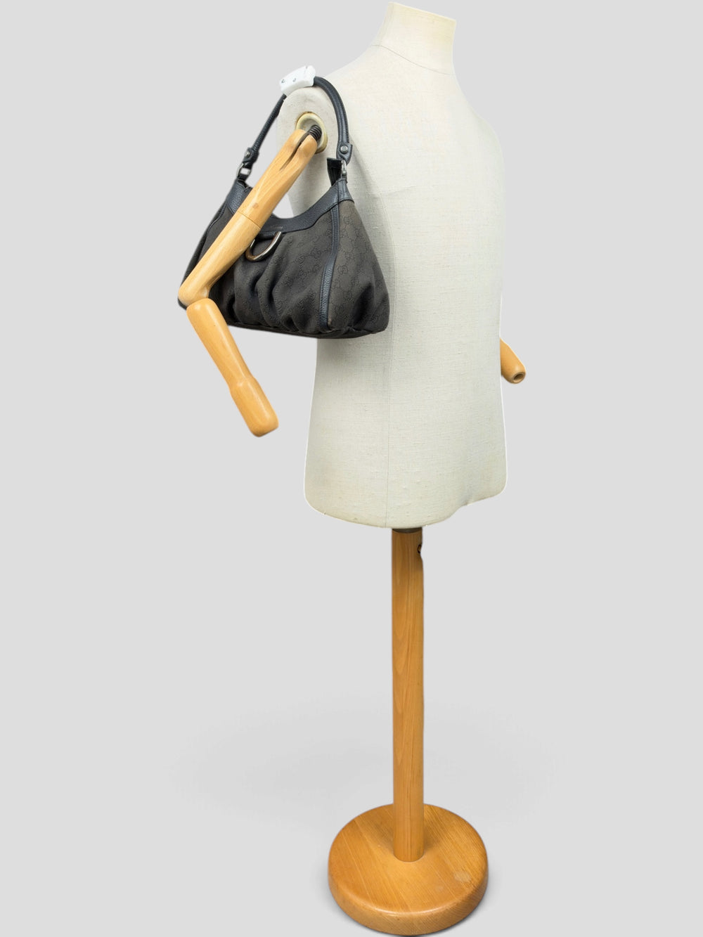 Gucci Abbey D-Ring Small Hobo Shoulder Bag in Anthrazit/Dunkelgrau, getragen an der Schneiderpuppe