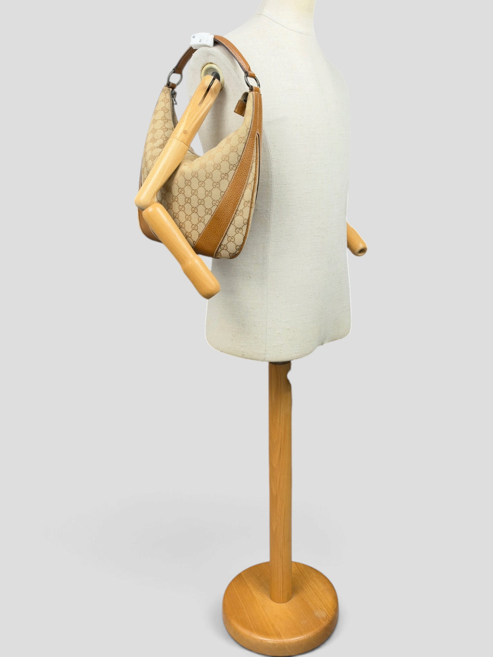 Gucci GG Canvas Small Hobo Shoulder Bag in Beige/Ebenholz, getragen an der Schneiderpuppe