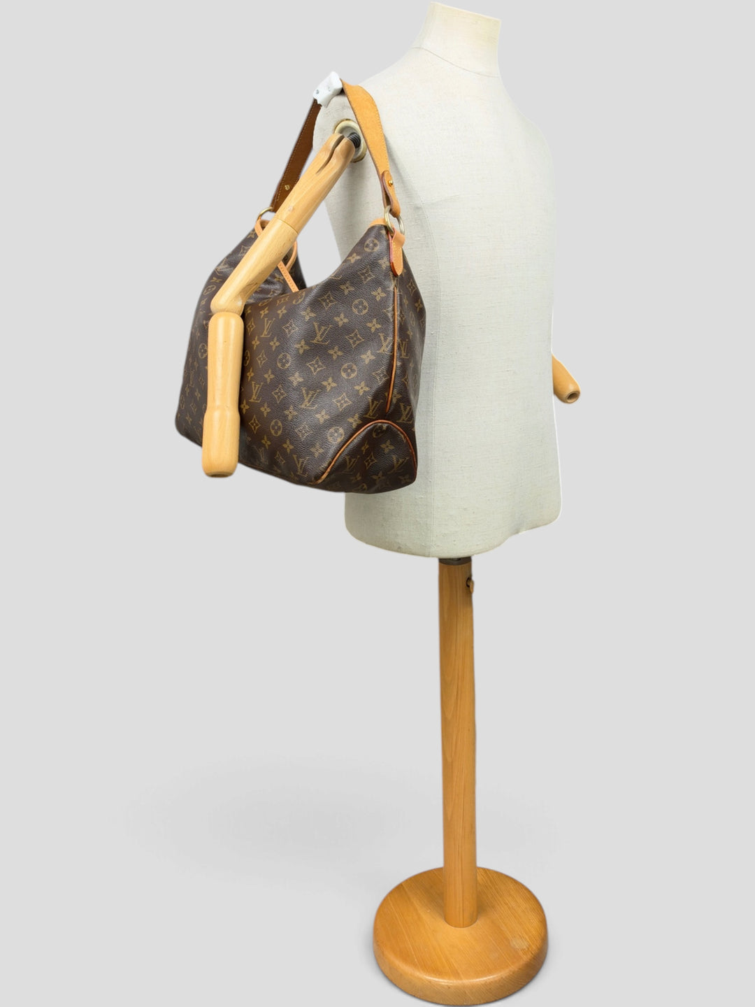 Louis Vuitton Monogram Delightful MM Shoulder Bag in Braun/Ebenholz, getragen an der Schneiderpuppe