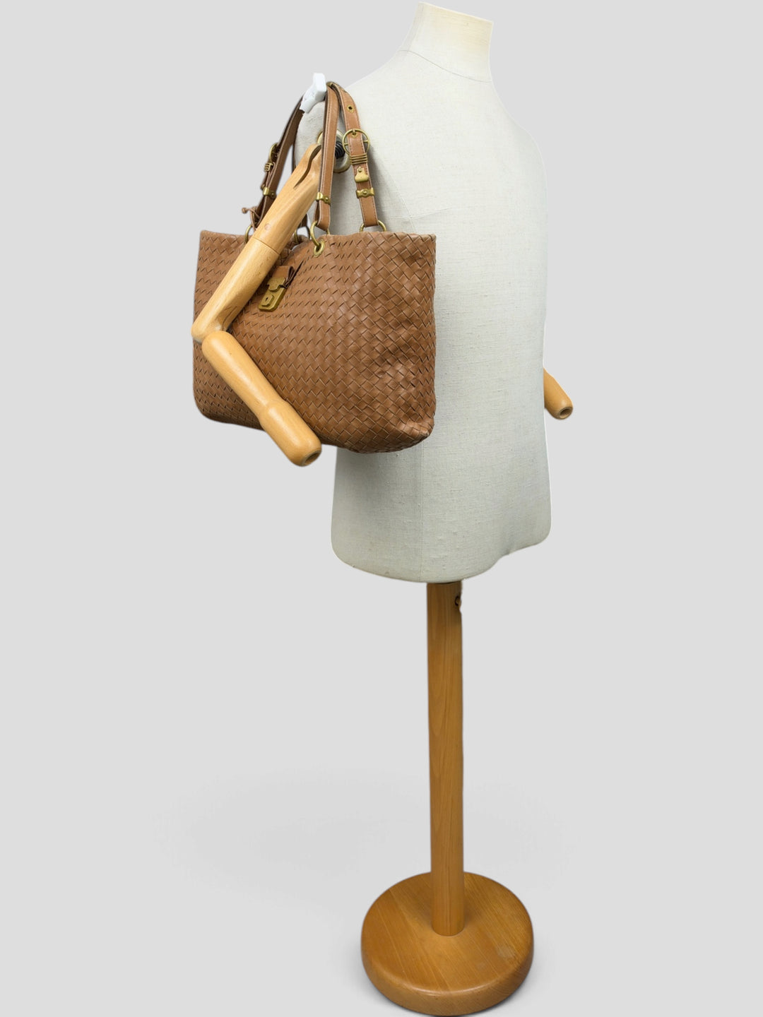 Bottega Veneta Intrecciato Nappa Lock Tote Shoulder Bag in Cognac/Karamellbraun, getragen an der Schneiderpuppe