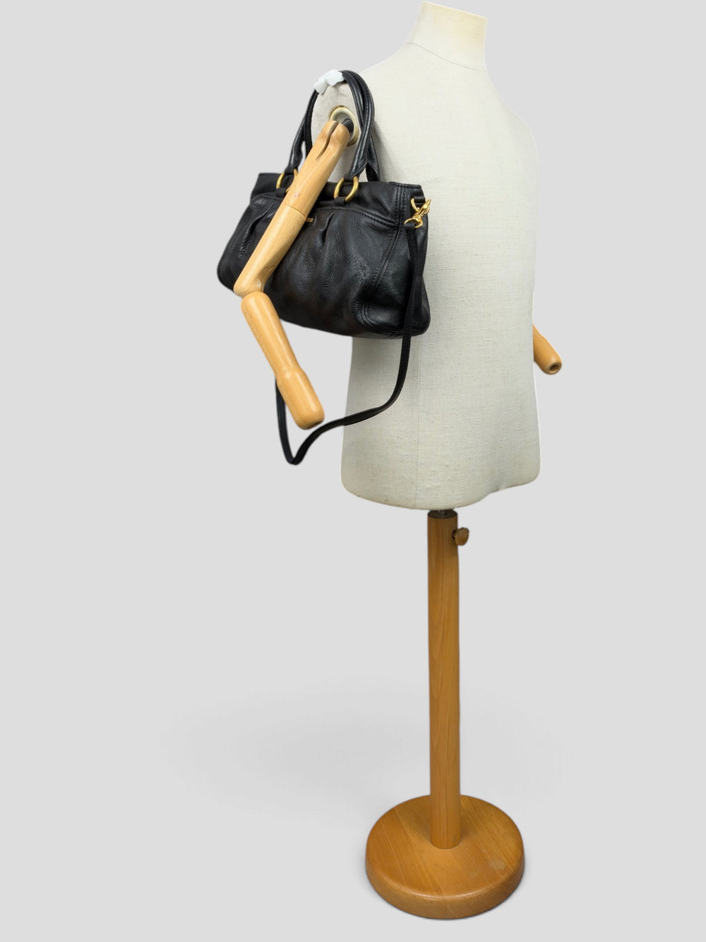 Miu Miu Cervo Shine Leather Shopping Tote Shoulder Bag in Schwarz, getragen an der Schneiderpuppe