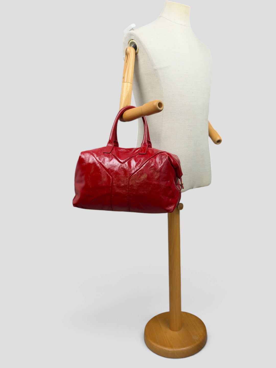 Yves Saint Laurent Easy Y Patent Leather Bag in Rot, getragen an der Schneiderpuppe
