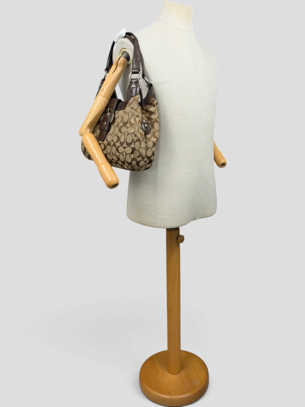 Coach Soho Signature Buckle Hobo Shoulder Bag in Khaki/Braun, getragen an der Schneiderpuppe