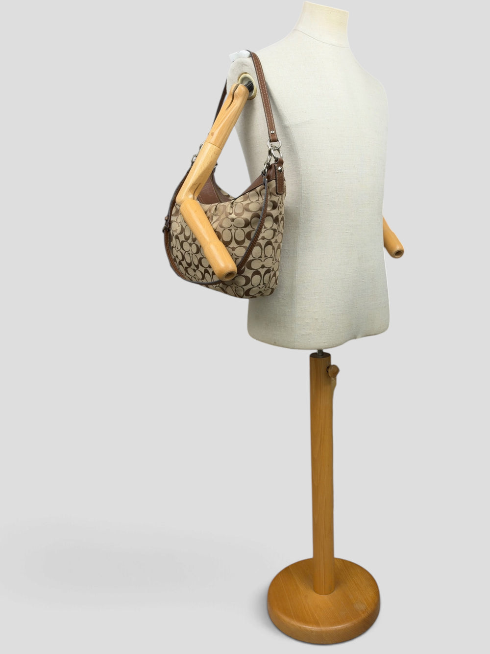 Coach Signature Convertible Hobo Shoulder Bag in Khaki/Braun, getragen an der Schneiderpuppe