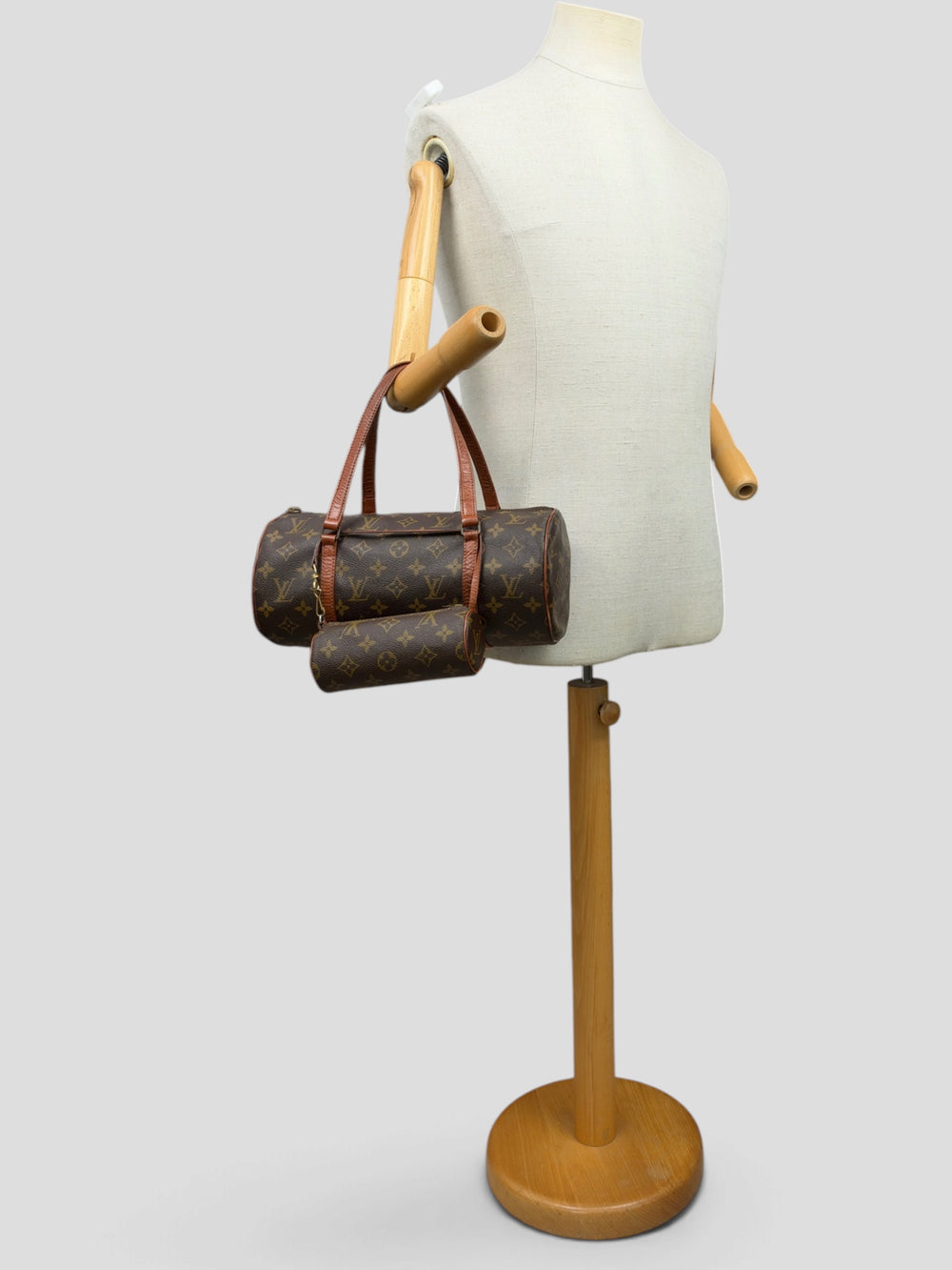 Louis Vuitton Monogram Papillon 30 in Braun/Ebenholz, getragen an der Schneiderpuppe