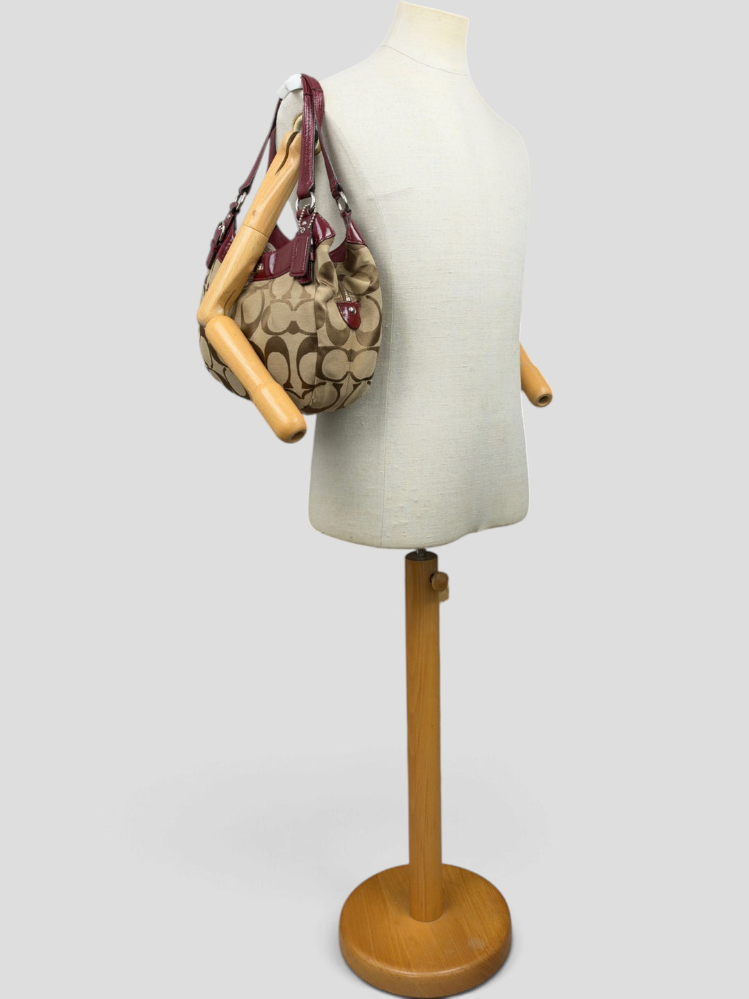 Coach Signature Triple Compartment Hobo Shoulder Bag in Khaki/Braun, getragen an der Schneiderpuppe