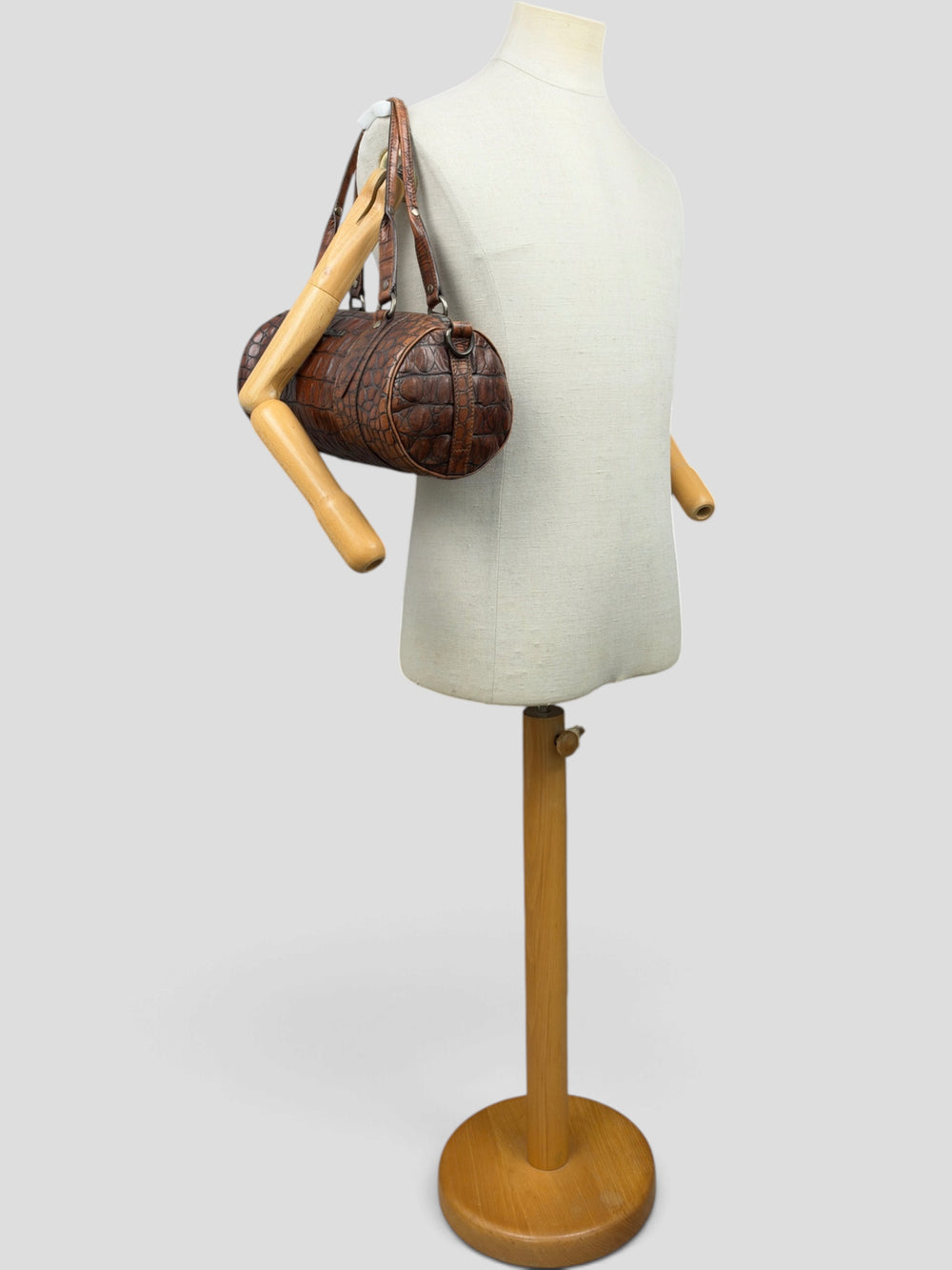 Miu Miu Archive Croc-Embossed Leather Barrel Shoulder Bag in Cognac/Braun, getragen an der Schneiderpuppe