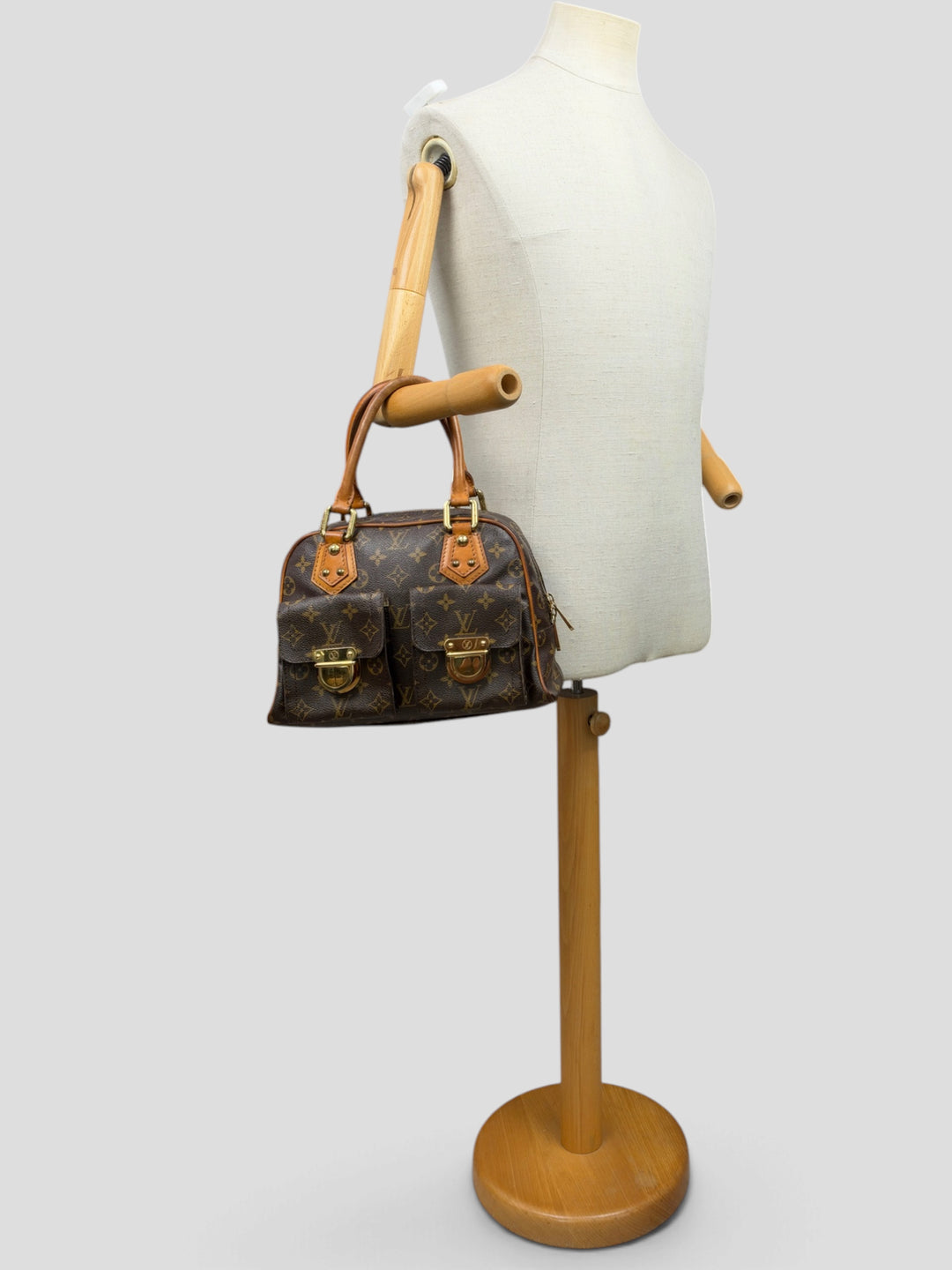 Louis Vuitton Monogram Manhattan PM in Braun, getragen an der Schneiderpuppe