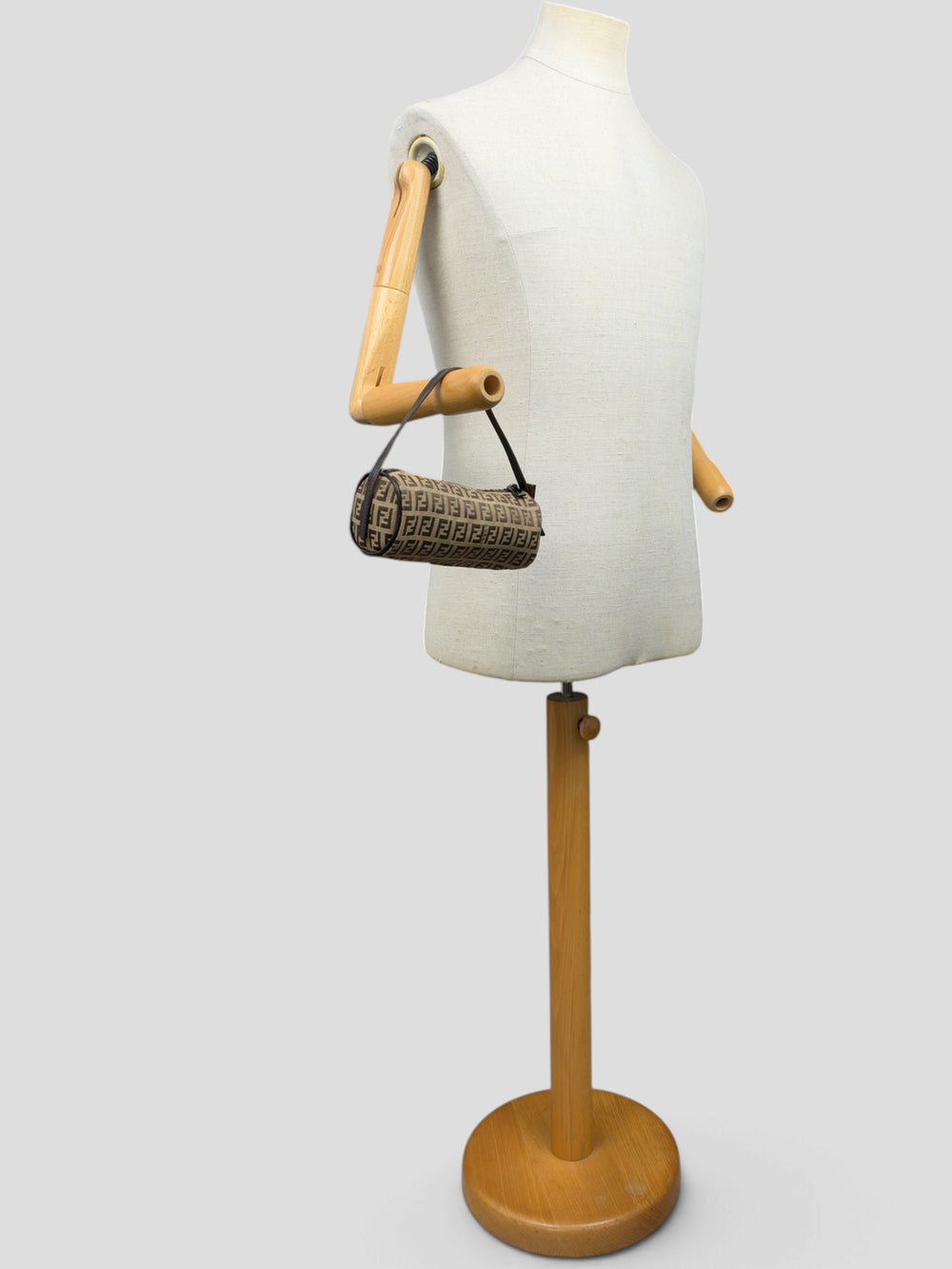 Fendi Zucchino Mini Cylinder Bag in Beige/Braun, getragen an der Schneiderpuppe