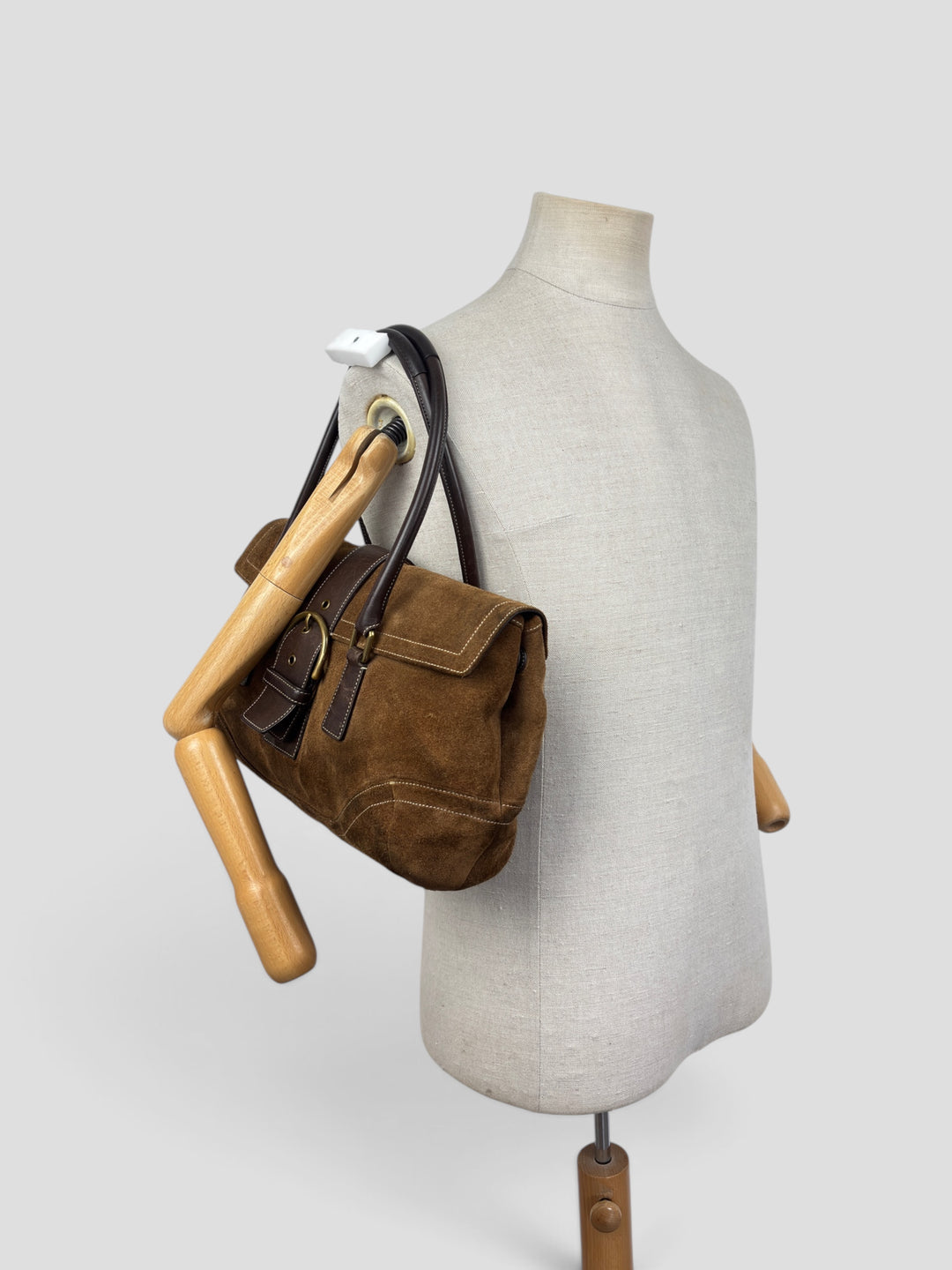 Coach Soho Suede Flap Satchel Shoulder Bag in Cognacbraun, getragen an der Schneiderpuppe
