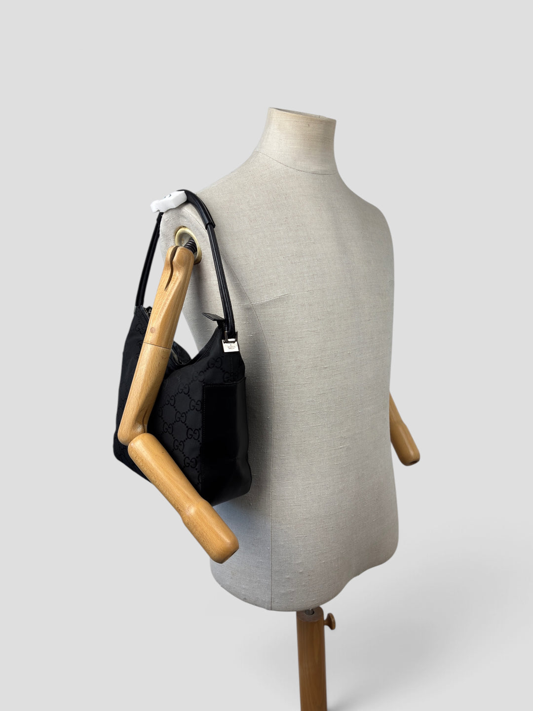 Gucci GG Nylon Hobo Shoulder Bag in Schwarz, getragen an der Schneiderpuppe