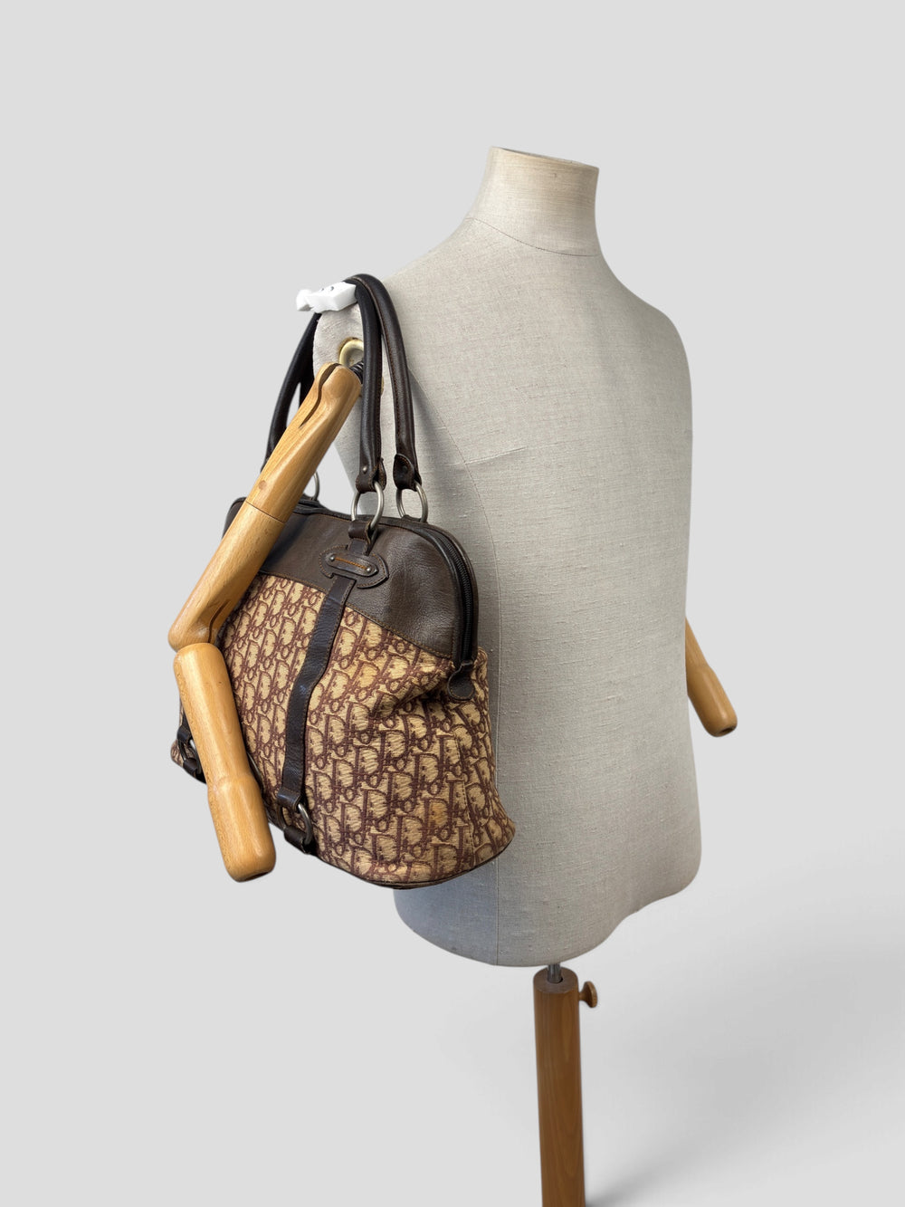 Dior Trotter Canvas CD Plaque Dome Shoulder Bag in Beige/Braun, getragen an der Schneiderpuppe