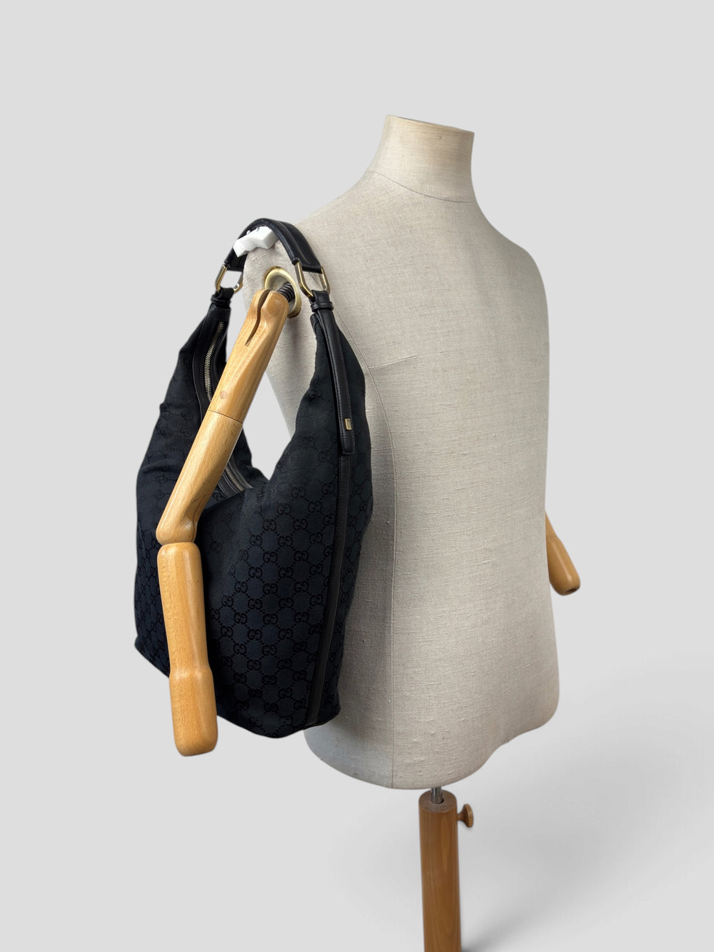 Gucci GG Canvas Hobo Shoulder Bag in Schwarz, getragen an der Schneiderpuppe
