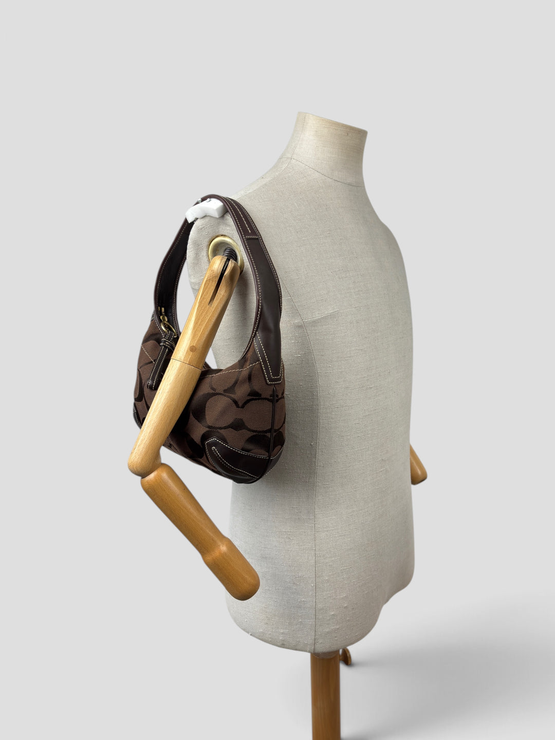 Coach Signature Ergo Hobo Shoulder Bag in Braun, getragen an der Schneiderpuppe