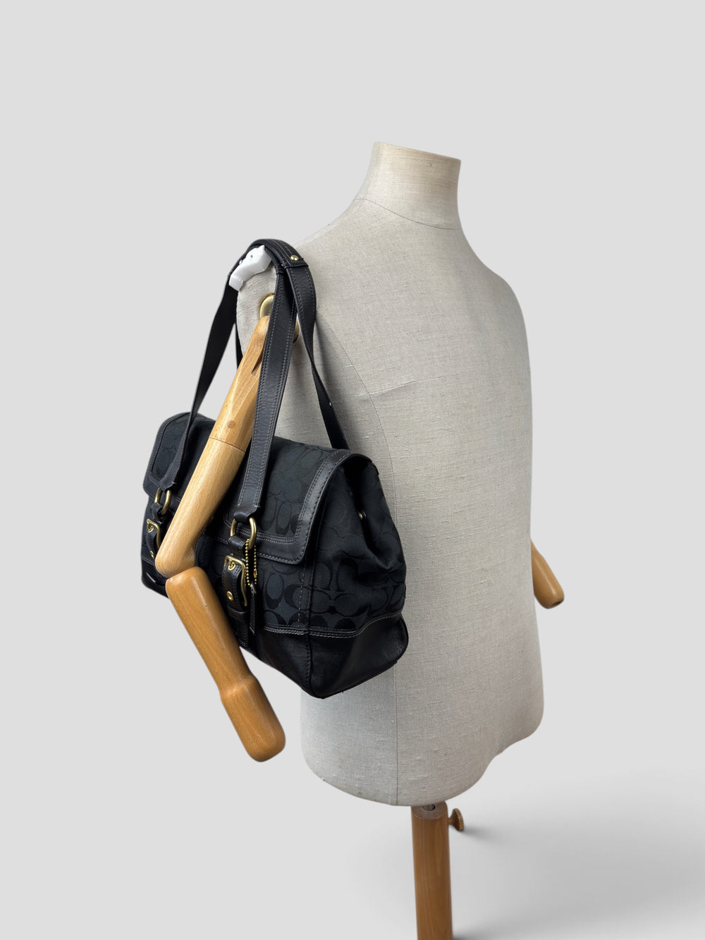 Coach Hampton Signature Flap Satchel Shoulder Bag in Schwarz, getragen an der Schneiderpuppe
