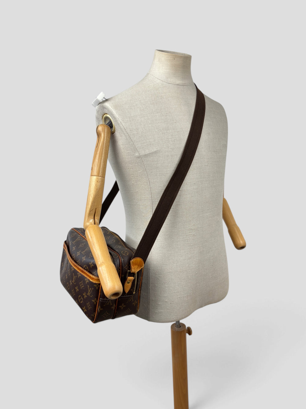 Louis Vuitton Monogram Reporter PM Shoulder Bag in Braun/Beige, getragen an der Schneiderpuppe