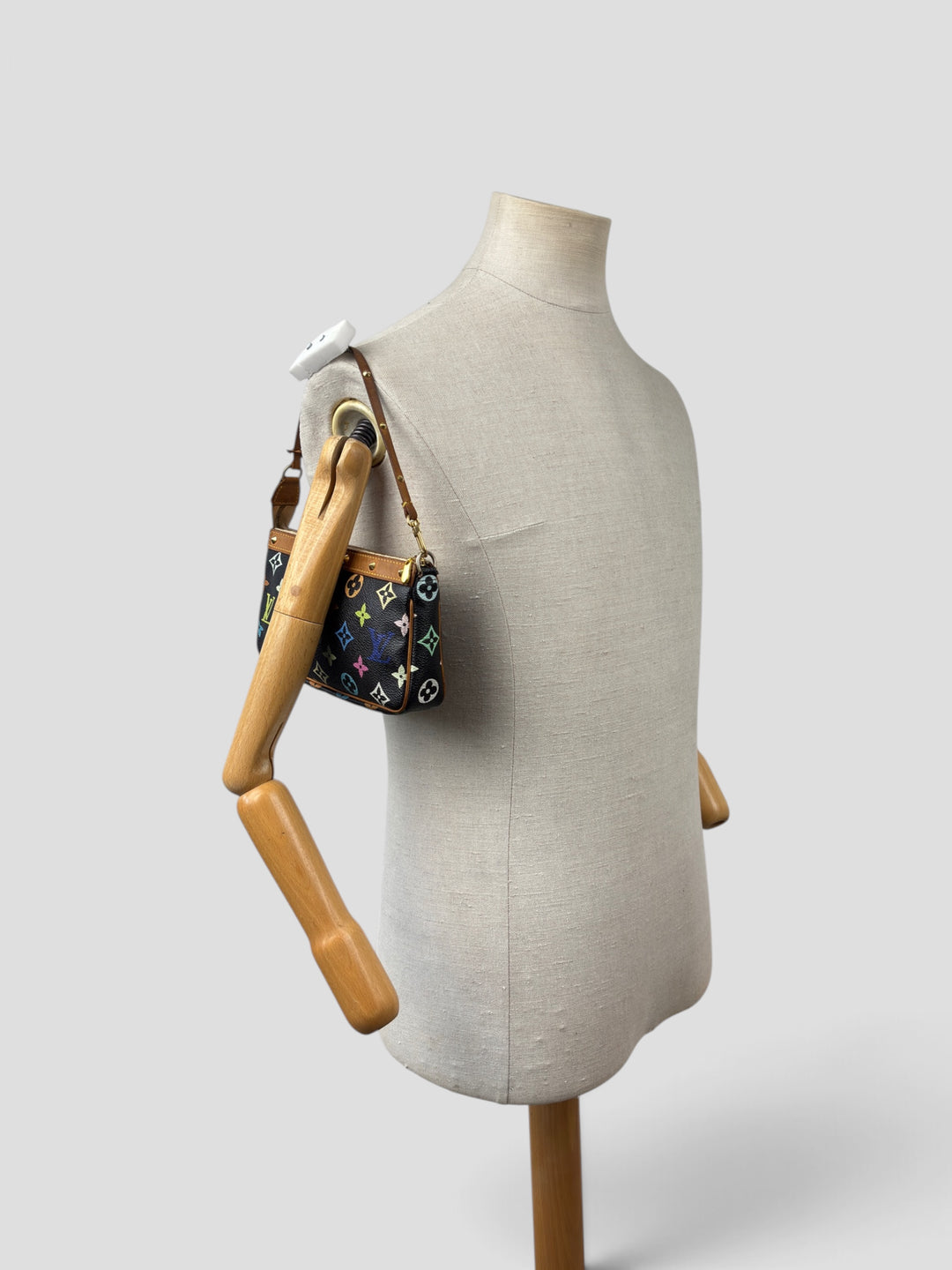 Louis Vuitton Monogram Multicolore Pochette Accessoires Shoulder Bag in Schwarz, getragen an der Schneiderpuppe