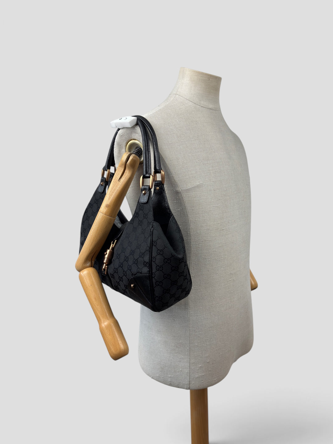 Gucci GG Canvas Jackie Bardot Hobo Shoulder Bag in Schwarz, getragen an der Schneiderpuppe