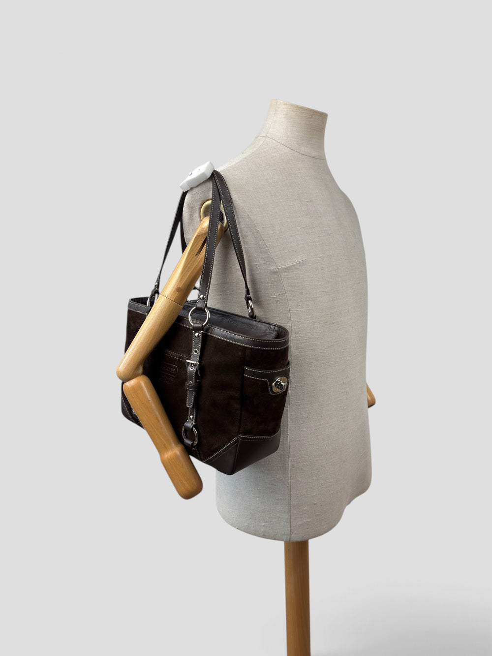 Coach Gallery Suede Tote Shoulder Bag in Dunkelbraun, getragen an der Schneiderpuppe