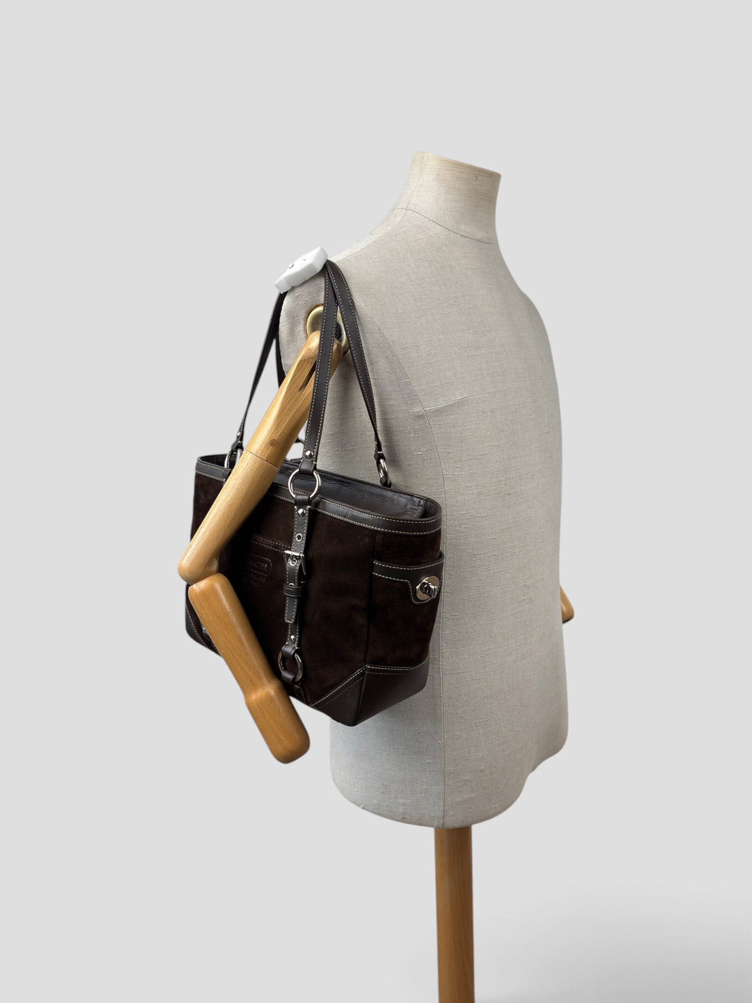 Coach Gallery Suede Tote Shoulder Bag in Dunkelbraun, getragen an der Schneiderpuppe
