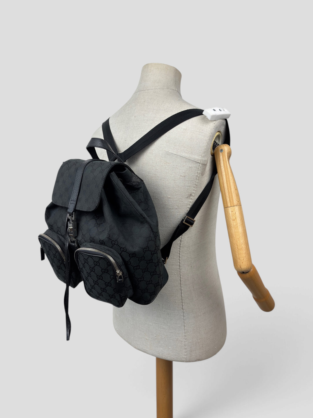 Gucci GG Canvas Jackie Backpack in Schwarz, getragen an der Schneiderpuppe
