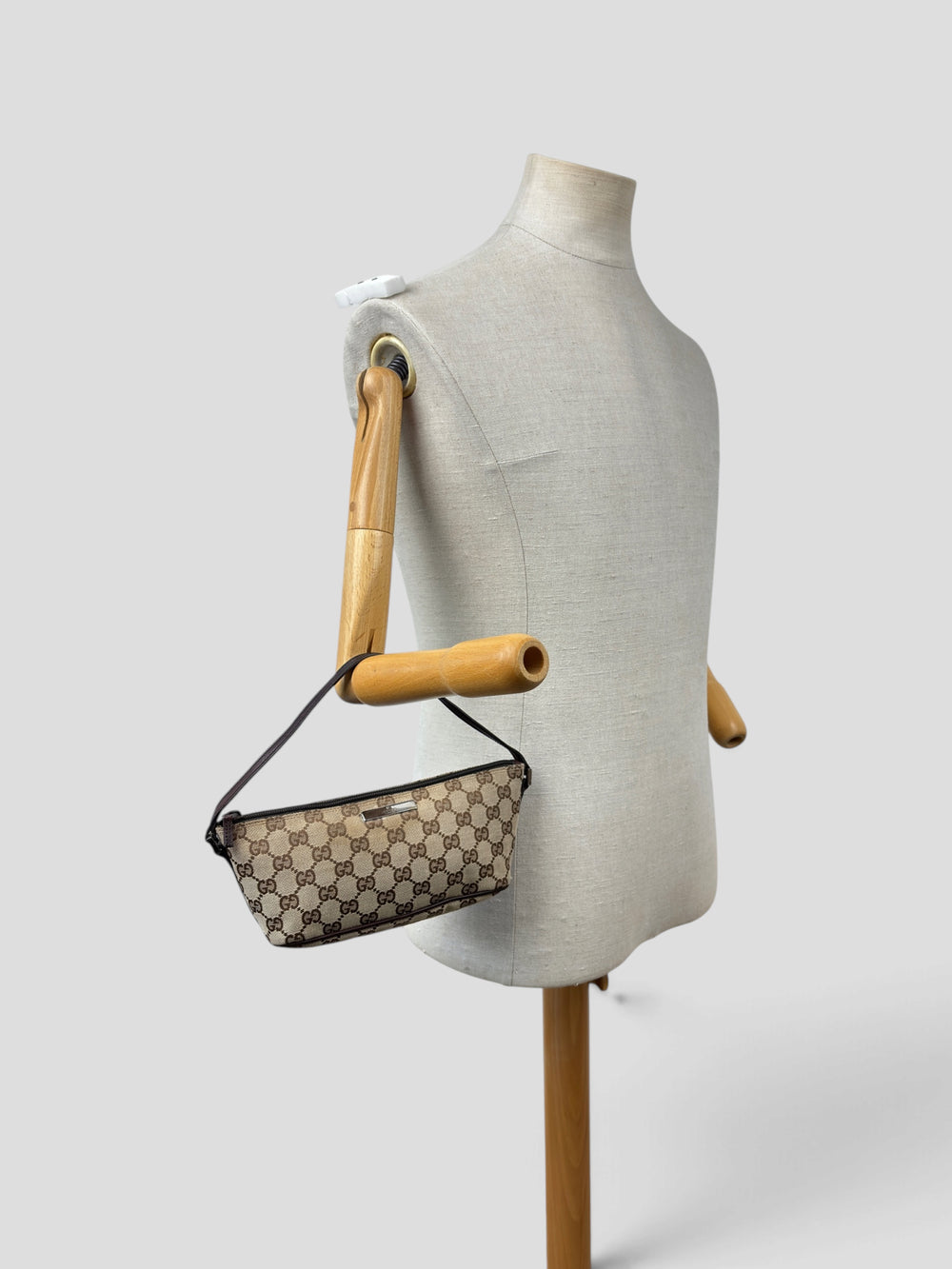 Gucci GG Canvas Boat Pochette in Beige/Braun, getragen an der Schneiderpuppe